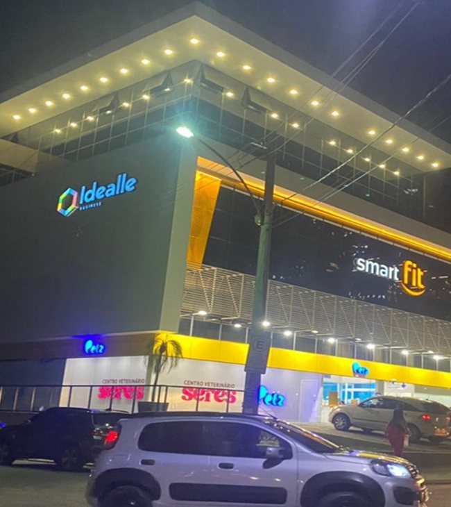 Fachada iluminada de edificação comercial à noite